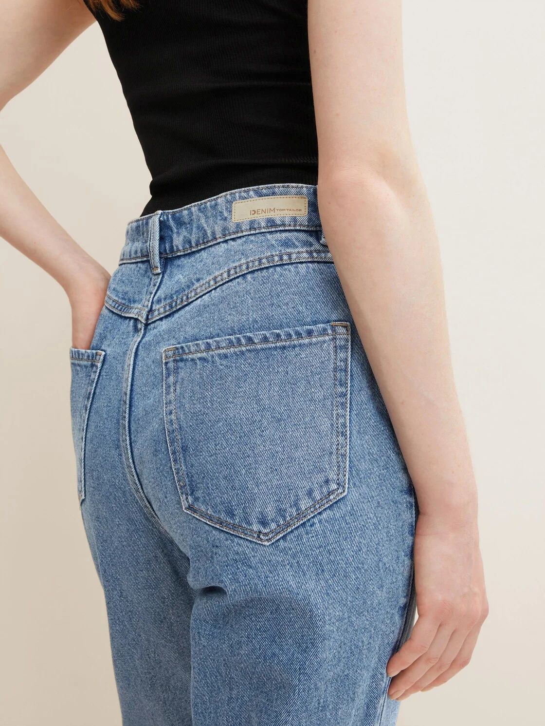 Голубой свободные зауженные джинсы Mom Fit Tom Tailor