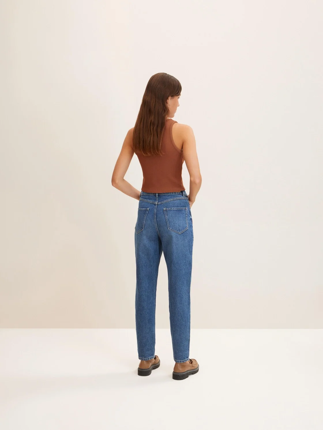 Синий свободные зауженные джинсы Mom Fit Tom Tailor