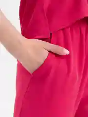 Красный классический женский костюм, брюки и рубашка