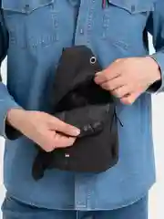 Черный рюкзак на одно плечо