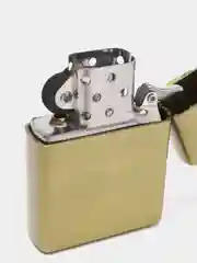 Желтый зажигалка бензиновая в металлической подарочной коробке