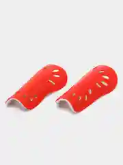 Красный щитки футбольные