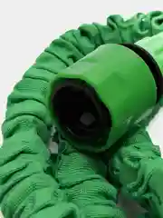 Зеленый шланг поливочный садовый с пистолетом для полива