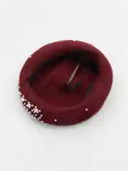 Бордовый берет шерстяной с бусинами