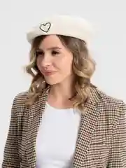 Белый берет шерстяной, с сердечком