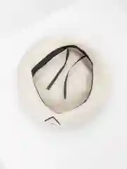 Белый берет шерстяной, с сердечком