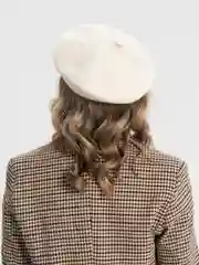Белый берет шерстяной, с сердечком
