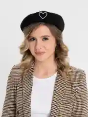 Черный берет шерстяной, с сердечком