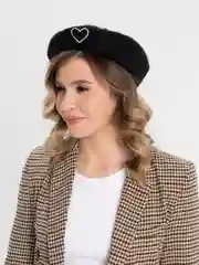 Черный берет шерстяной, с сердечком