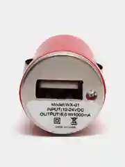 Красный автомобильное зарядное устройство USB