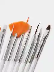 Белый набор кистей для маникюра