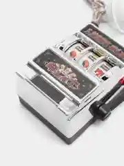 Белый брелок для ключей "Игровой автомат"