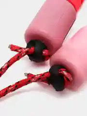 Красный скакалка со счетчиком прыжков