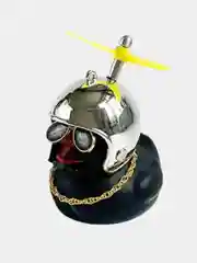 Серый игрушка утка в шлеме и очках с пропеллером, в машину