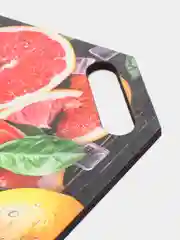 Красный деревянная разделочная доска с ярким принтом для кухни