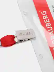Красный бейдж горизонтальный на шнурке