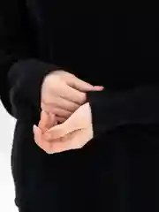 Черный свитер женский