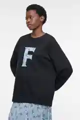 Белый свитшот oversize хлопковый из футера с принтом-вышивкой женский Befree