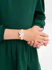 Желтый детский пластиковый браслет с единорогом