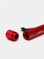 Красный ароматизатор на дефлектор автомобиля