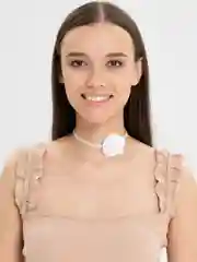 Белый атласной чокер на шею с розой, цветком