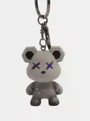 Серый брелок-игрушка медведь для ключей с карабином