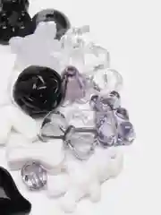 Черный бусины разноцветные