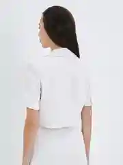 Молочный укороченный жакет женский из костюмной ткани