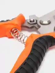 Красный секатор садовый