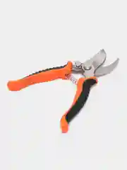 Красный секатор садовый