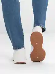 Белый кроссовки женские