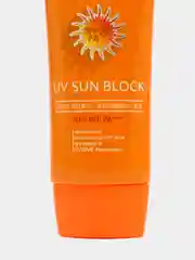 Оранжевый крем солнцезащитный Ekel Soothing & Moisture Sun Block SPF50/PA+++ 70 мл