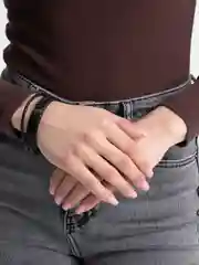 Угольный кожаный браслет с металлической вставкой, для мужчин