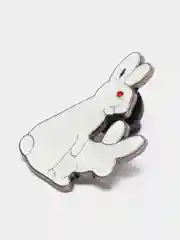 Кремовый металлический значок