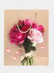 Кораллово-розовый пакет бумажный, 32*26*10 см, цветы