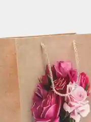 Кораллово-розовый пакет бумажный, 32*26*10 см, цветы