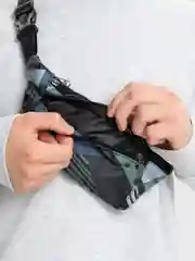 Зеленый сумка поясная унисекс "Камуфляж"