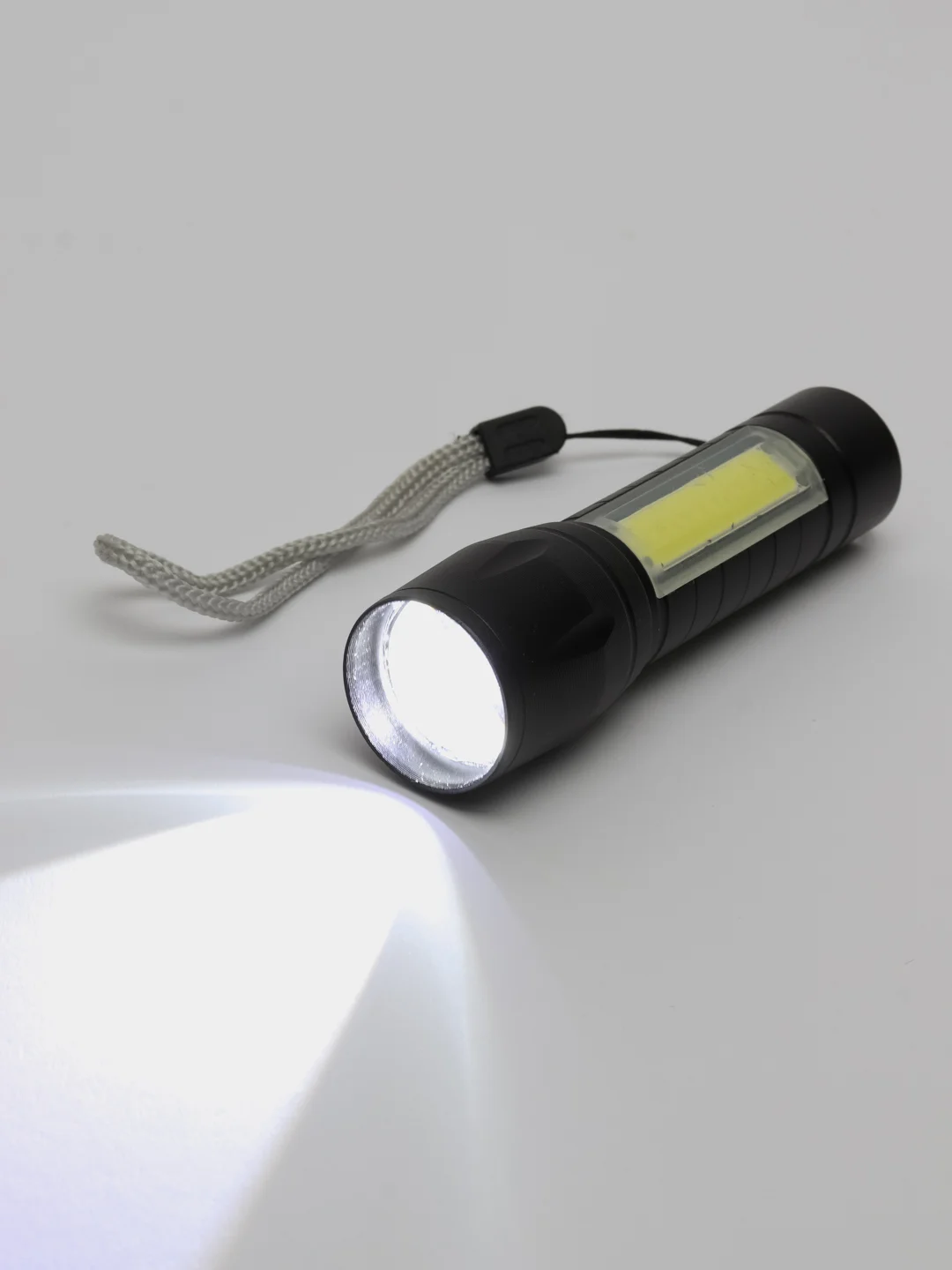 Ручной компактный фонарь от SimpleShop с регулировкой угла свечения, стробоскопом, USB