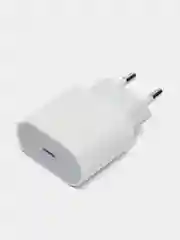 Белый блок питания для iPhone с быстрой зарядкой