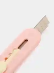 Розовый канцелярский нож