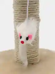 Белый когтеточка для кошек с игрушками