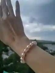 Кремовый браслет на руку из жемчуга/бусин на эластичной нити без застёжки