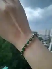 Зеленый браслет на руку из жемчуга/бусин на эластичной нити без застёжки