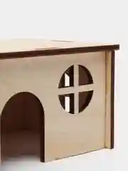 Белый деревянный домик для мелких грызунов