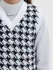 Белый жилет вязанный