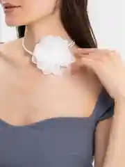 Белый чокер цветок на шею