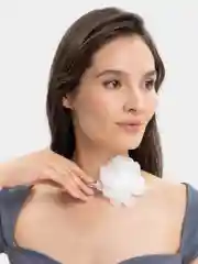 Белый чокер цветок на шею