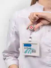 Белый держатель-рулетка для бейджа