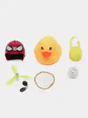 Алый игрушка утка в шлеме и очках с пропеллером, в машину