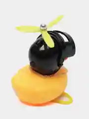 Серый металлик игрушка утка в шлеме и очках с пропеллером, в машину